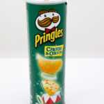 Chipsy Pringles – cheese and onion